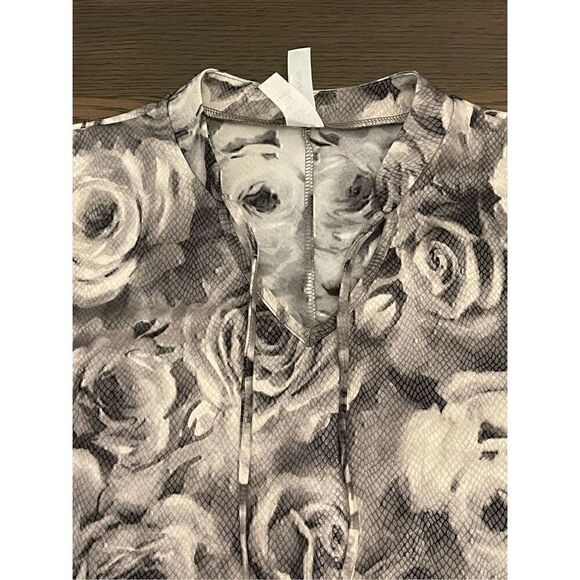 Honeyme GABBY FLORAL PRINT 3/4 SLEEVE TOP - CHARCOAL GREY - Picture 2 of 9